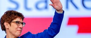 Annegret Kramp-Karrenbauer nach ihrer Rede auf dem Bundesparteitag der CDU - durchaus gerührt.