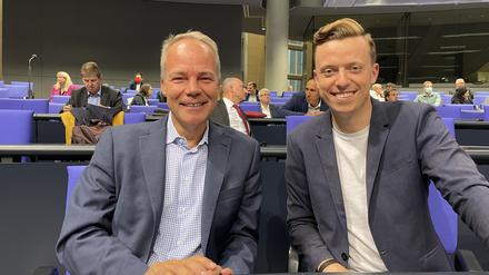 Die beiden SPD-Bundestagsabgeordneten Matthias Miersch (l) und Adis Ahmetovic bei einer Sitzung der SPD-Bundestagsfraktion.