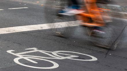 Radfahrer auf Radweg.