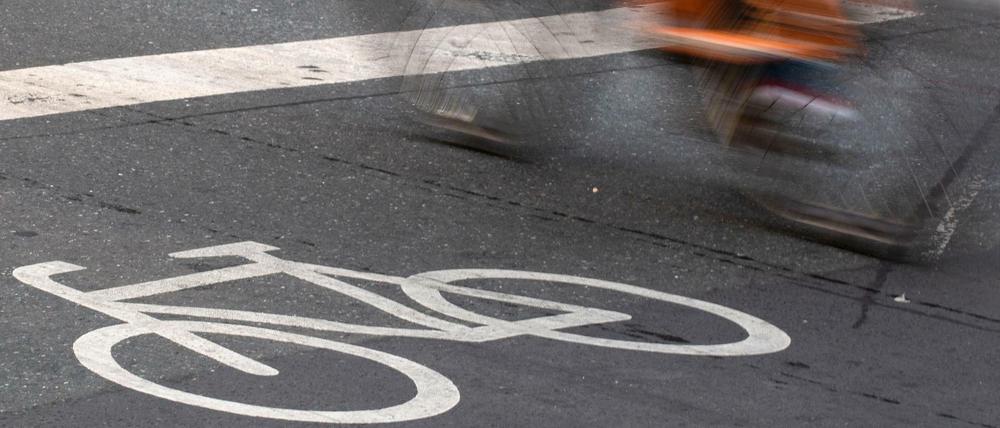 Radfahrer auf Radweg.