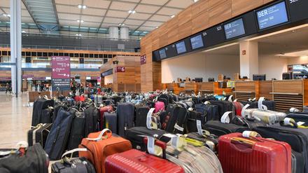 Viele Reisekoffer stehen zu Testzwecken vor Check-in-Schaltern im Terminalgebäude des Hauptstadflughafens Berlin Brandenburg Willy Brandt (BER). 