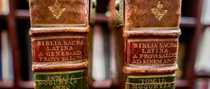 Die zwei Bände einer Bibel aus Gutenbergs Druckpresse wurden beim Hamburger Kunstauktionshaus Ketterer Kunst versteigert.