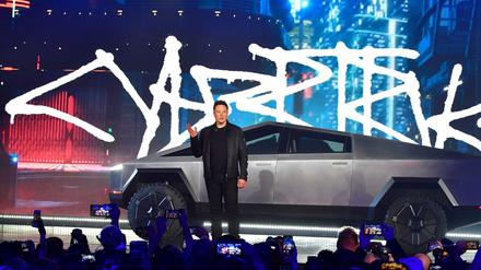 Tesla-Chef Elon Musk bei der Vorstellung des futuristisch aussehenden Elektro-Pickups Cybertruck.