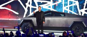 Tesla-Chef Elon Musk bei der Vorstellung des futuristisch aussehenden Elektro-Pickups Cybertruck.