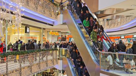 Passanten mit Weihnachtseinkäufen gehen am 14.12.2013 durch ein Einkaufszentrum auf der Königstraße in Stuttgart (Baden-Württemberg). 