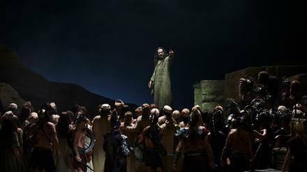 Monumental. Brandon Jovanovich (Samson) und der Staatsopernchor in „Samson et Dalila“ an der Staatsoper Unter den Linden.