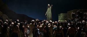 Monumental. Brandon Jovanovich (Samson) und der Staatsopernchor in „Samson et Dalila“ an der Staatsoper Unter den Linden.