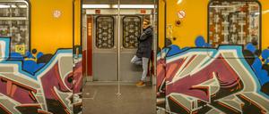 Sprühzug. Früher nahm die BVG jeden beschmierten Zug sofort aus dem Verkehr. Doch dafür fehlen ihr heute die Reserven.