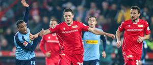 Auf Abstand gehalten. Unions Verteidiger Keven Schlotterbeck behauptet sich gegen Gladbachs Stürmer Alassane Plea (llinks).