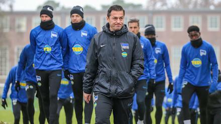 Geht noch vorneweg. Hertha-Trainer Ante Covic wirkt sichtlich angeschlagen.
