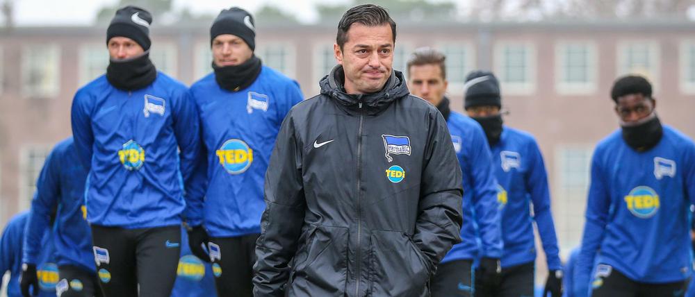Geht noch vorneweg. Hertha-Trainer Ante Covic wirkt sichtlich angeschlagen.