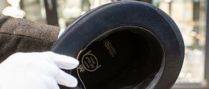 Die Versteigerung dieses Zylinders war kritisiert worden. Jetzt wurde bekannt, wer ihn ersteigert hat. 