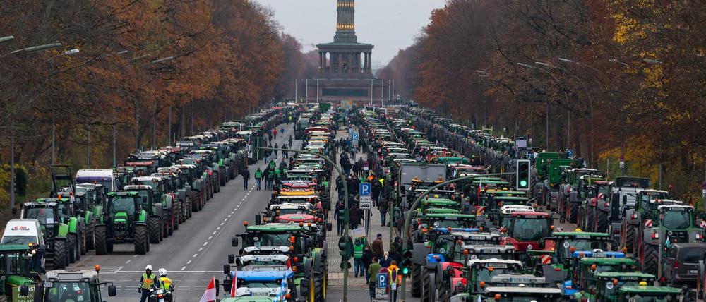 Zahlreiche Trecker stehen bei einer Protestaktion von Bauern auf der Straße des 17. Juni vor der Siegessäule.
