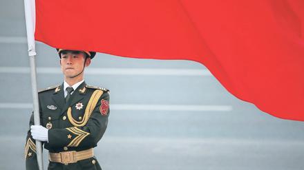 Ein Wachsoldat an der Großen Halle des Volkes in Peking