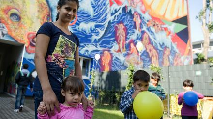 Gegen Vorurteile: Kinder spielen in Berlin im Hof des Wohnprojekts der Aachener Siedlungs- und Wohnungsgesellschaft mbH fuer Roma-Familien in der Harzer Strasse in Neukoelln. 