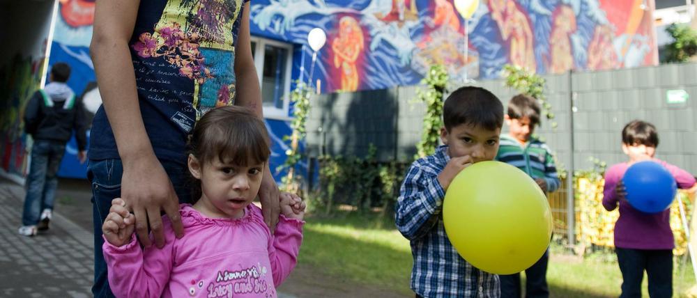 Gegen Vorurteile: Kinder spielen in Berlin im Hof des Wohnprojekts der Aachener Siedlungs- und Wohnungsgesellschaft mbH fuer Roma-Familien in der Harzer Strasse in Neukoelln. 