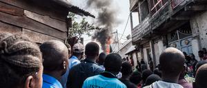Mitten in ein Wohnviertel in Goma stürzte am Sonntag die kleine Passagiermaschine.