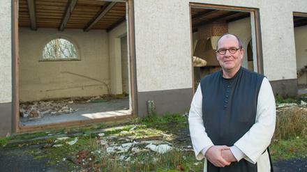 Zisterziensermönch Pater Simeon Wester steht vor dem Gebäude des verlassenen Forsthauses Treppeln.
