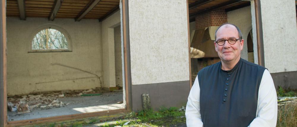 Zisterziensermönch Pater Simeon Wester steht vor dem Gebäude des verlassenen Forsthauses Treppeln.