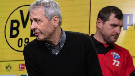 Dortmunds Trainer Lucien Favre und Paderborns Trainer Steffen Baumgart kommen zu einer Pressekonferenz auf das Podium.