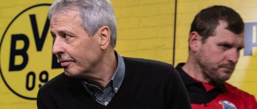 Dortmunds Trainer Lucien Favre und Paderborns Trainer Steffen Baumgart kommen zu einer Pressekonferenz auf das Podium.