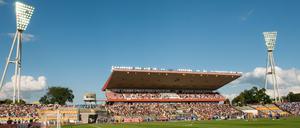 Blick ins Jahn-Stadion im Jahn-Sportpark in Berlin-Prenzlauer Berg, in der Bildmitte die Haupttribüne, links und rechts Flutlichtmasten.