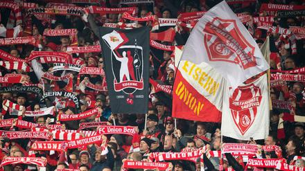 Fußballfans der Bundesliga-Vereine 1. FC Union Berlin und Borussia Mönchengladbach.