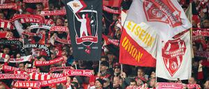 Fußballfans der Bundesliga-Vereine 1. FC Union Berlin und Borussia Mönchengladbach.