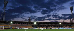 Improvisiert. Der BFC Dynamo ist im Jahn-Sportpark auf mobilen Flutlichtmasten angewiesen.