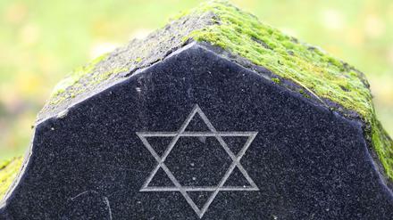 Ein Davidstern auf einem Grabstein auf dem Jüdischen Friedhof. 