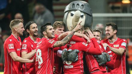 Ey Keule! Unions Profis jubeln mit ihrem Maskottchen. 