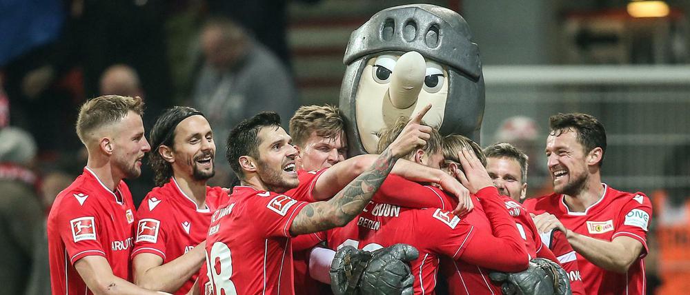 Ey Keule! Unions Profis jubeln mit ihrem Maskottchen. 