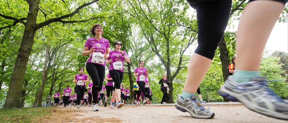 Beim Berliner Frauenlauf sind in jedem Jahr rund 10.000 Menschen dabei. Stets mit dem Ziel, auf das Thema Brustkrebs aufmerksam zu machen.