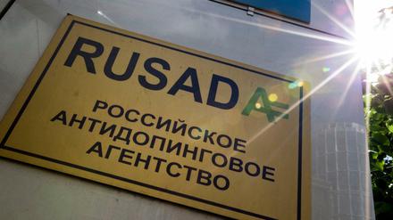 Das Schild ist in jedem Fall nicht gedopt. Die russische Anti-Doping-Agentur Rusada hat ihren Sitz in Moskau.