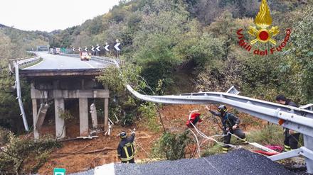 Die Feuerwehr veröffentlichte dieses Bild von der A6 zwischen Turin und Savona.