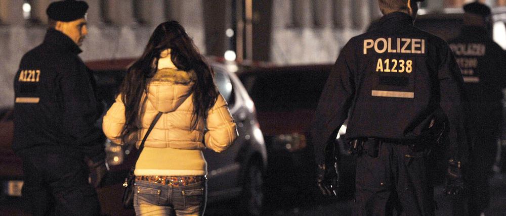 Mit Polizei und Justiz gegen Sexkauf? Szene von einer Razzia auf dem Strich in Berlin.