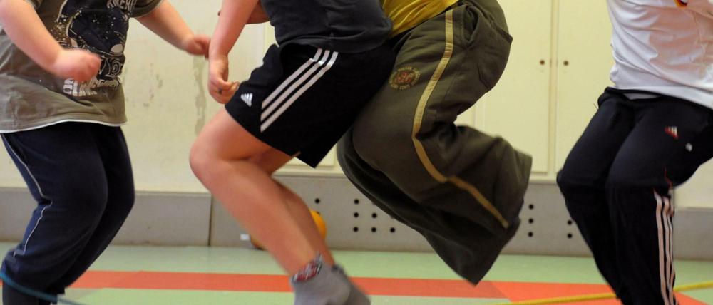 In einer Sporthalle nehmen übergewichtige Kinder an einem Sportprogramm teil.