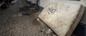 Eine alte Matratze mit der Grafitti-Aufschrift Neukölln.