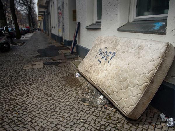 Eine alte Matratze mit der Grafitti-Aufschrift Neukölln.