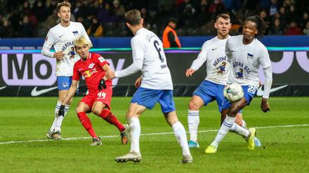Zu einfach. Kevin Kampl (2. v. l.) trifft für RB Leipzig gegen Hertha BSC. Die Berliner spielten in dieser Saison nur einmal zu Null.