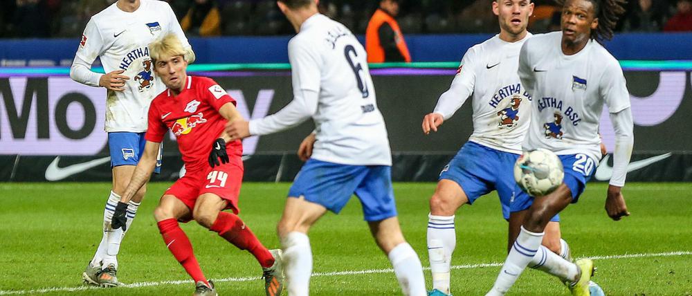 Zu einfach. Kevin Kampl (2. v. l.) trifft für RB Leipzig gegen Hertha BSC. Die Berliner spielten in dieser Saison nur einmal zu Null.