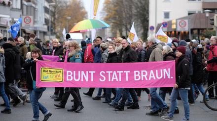 Teilnehmer einer Gegendemonstration des Bündnisses „Bunt statt Braun“ in Hannover.