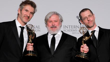 David Benioff, Conleth Hill and D.B. Weiss posen mit dem Founders Award award für ihre Serie "Game of Thrones" bei den International Emmy Awards.