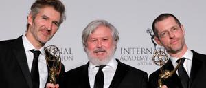 David Benioff, Conleth Hill and D.B. Weiss posen mit dem Founders Award award für ihre Serie "Game of Thrones" bei den International Emmy Awards. 