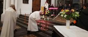 Priester im Altarraum bei der Trauerfeier für einsam Verstorbene 2019 in der St. Marienkirche in Berlin-Mitte.