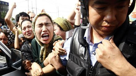 Archivbild: Angehörige der uigurischen Minderheit in China während einer Demonstration 2009. 