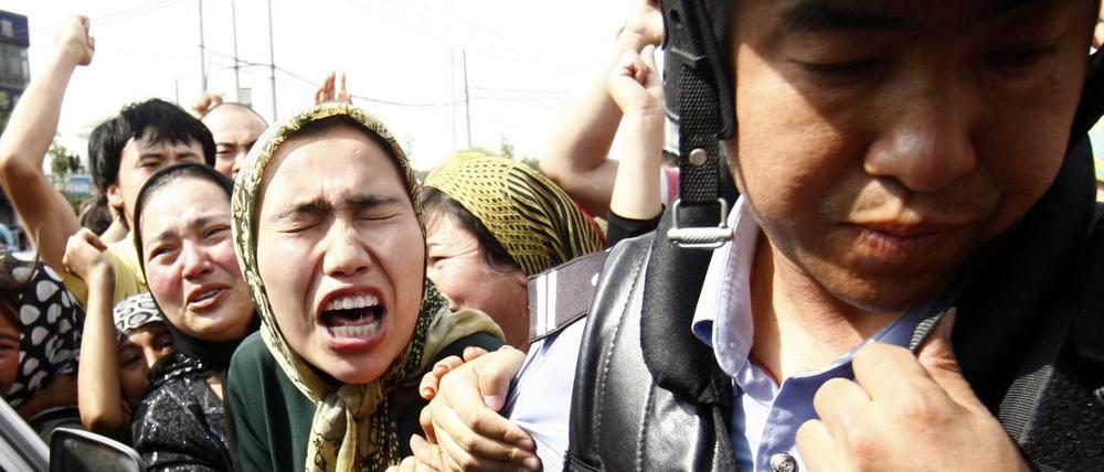 Archivbild: Angehörige der uigurischen Minderheit in China während einer Demonstration 2009.