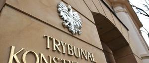 Der polnische Adler prangt über dem Schriftzug des Verfassungsgerichtes in Warschau.