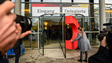 Eine Aktivistin bringt das „C“ in das Gebäude vom CDU-Parteitag.