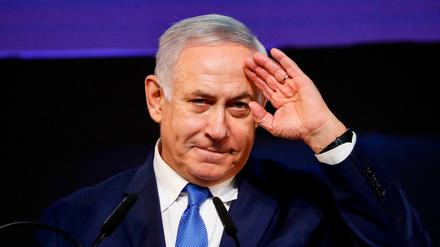 Unantastbar seit 1996. Israels Premierminister Benjamin Netanyahu grüßt seine politischen Unterstützer. 
